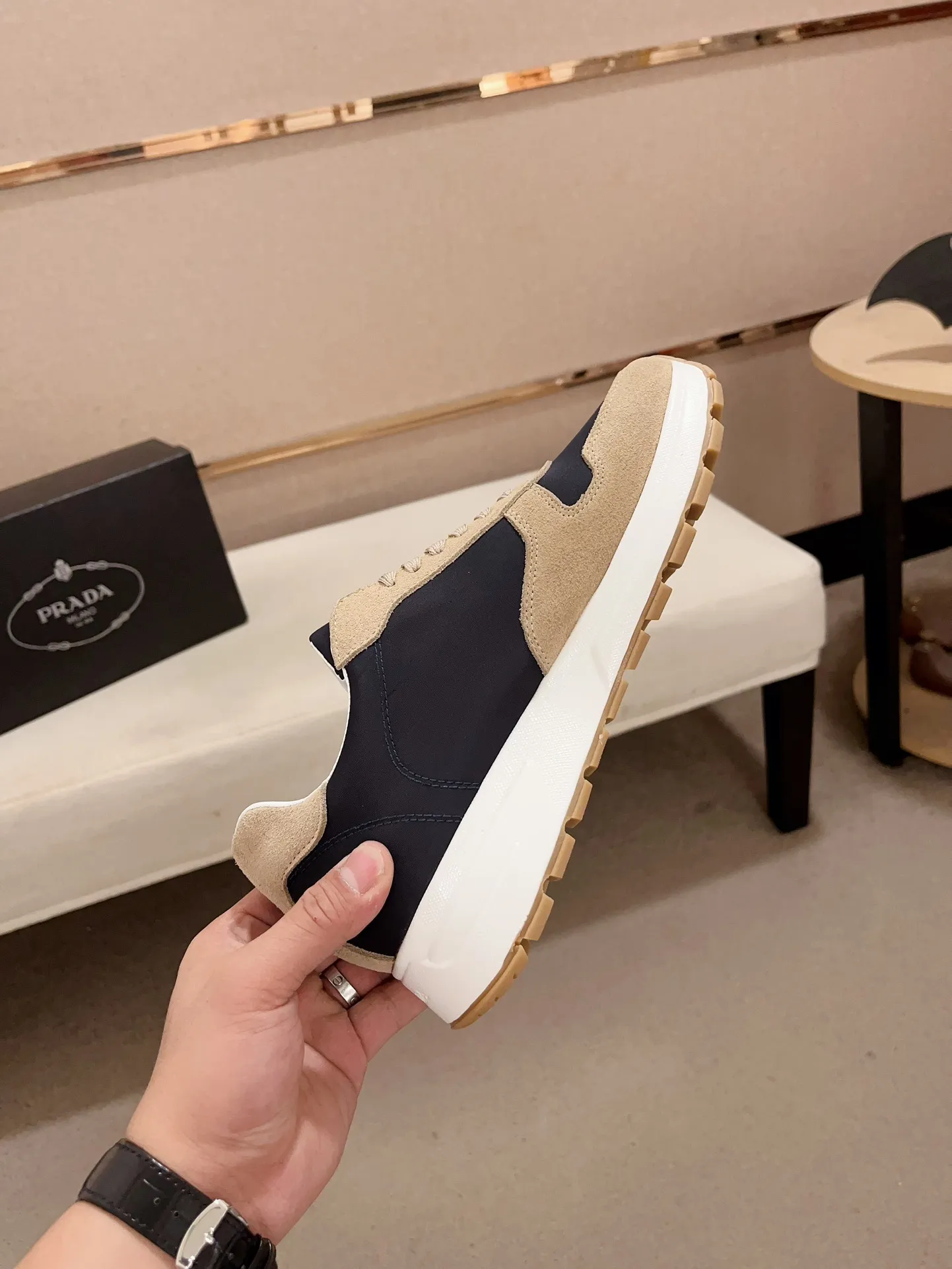 Men's shoes💰 540💰 ✔️✔️✔️Higher version High-quality new PRADA (Prada) counters are launched simultaneously. The new men's shoes and 😘fabric are made of selected first-layer cowhide ➕ breathable fabric technology. Lining: Full cowhide lining. 👍🏿 High-end ☄️ air-cushion molded anti-slip rubber outsole, exquisite lines, simple and elegant, comfortable and high-end for leisure travel. Code number: 38 to 44 (45 can be customized)